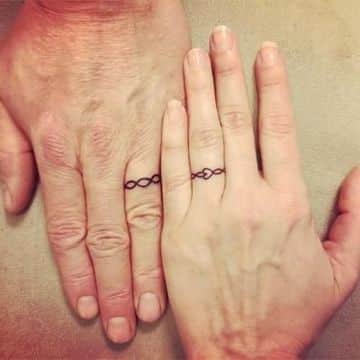tatuajes de anillos de pareja de casados
