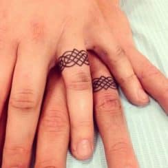 Simbolicos y amorosos tatuajes de anillos de pareja