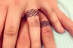 tatuajes de anillos de pareja de esposos