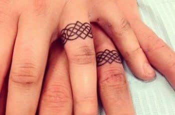 Simbolicos y amorosos tatuajes de anillos de pareja
