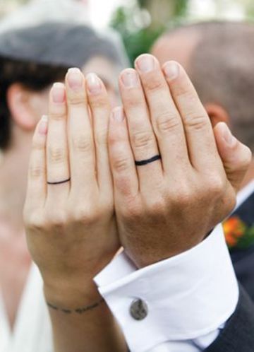 tatuajes de anillos de pareja en su boda