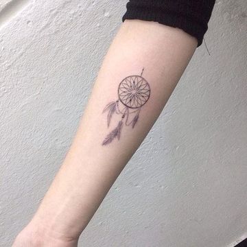 tatuajes de atrapasueños pequeños en el brazo