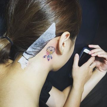 tatuajes de atrapasueños pequeños en el cuello
