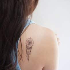 Asombrosos detalles en tatuajes de atrapasueños pequeños