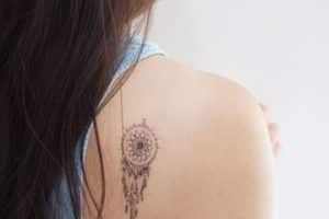tatuajes de atrapasueños pequeños en la espalda