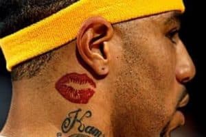 tatuajes de besos en el cuello de hombres