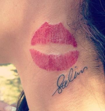 tatuajes de besos en el cuello de mujeres