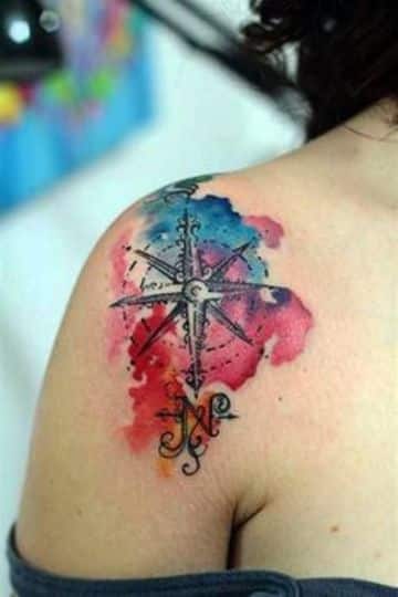 tatuajes de brujulas en el hombro de mujer