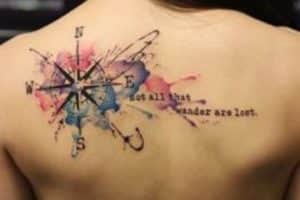 tatuajes de brujulas para mujeres en la espalda