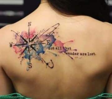 tatuajes de brujulas para mujeres en la espalda