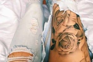 tatuajes de flores en la pierna de mujeres