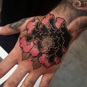 tatuajes de flores para hombres en la mano