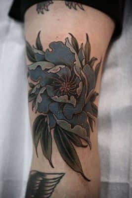 tatuajes de flores para hombres en la pierna