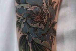 tatuajes de flores para hombres en la pierna