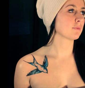 tatuajes de golondrinas para mujeres volando
