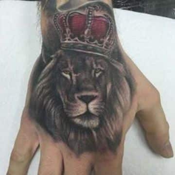 tatuajes de leones con corona en la mano