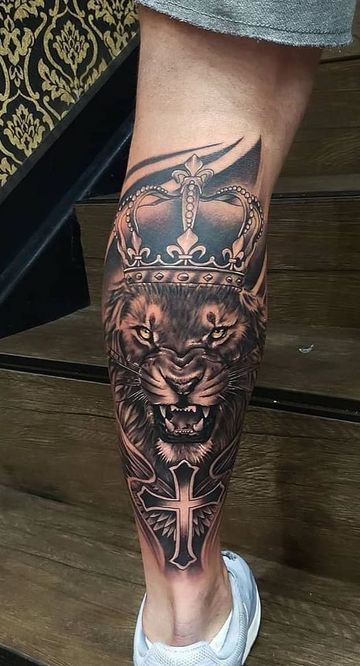 tatuajes de leones con corona en la pierna