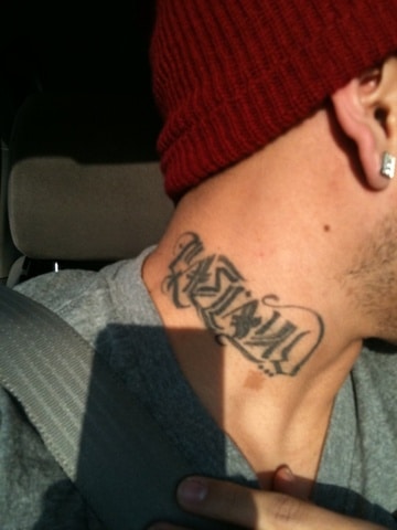 tatuajes de nombres en el cuello de hombres