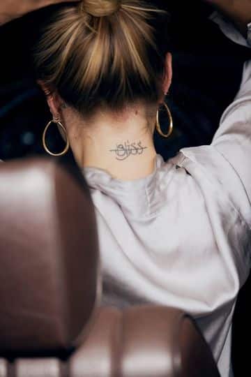 tatuajes de nombres en el cuello de mujer