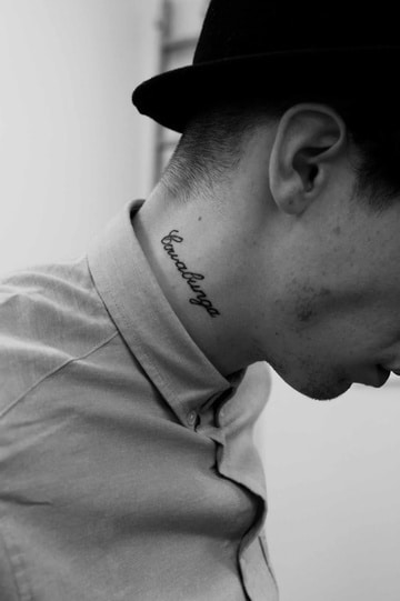 Tipografias en tatuajes de nombres en el cuello