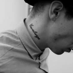 Tipografias en tatuajes de nombres en el cuello