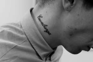tatuajes de nombres en el cuello pequeños
