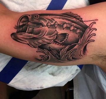 tatuajes de peces para hombres en el brazo