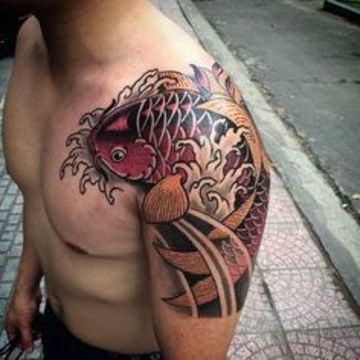 tatuajes de peces para hombres en el hombro
