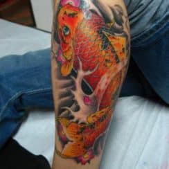 Coloridos y originales tatuajes de peces para hombres