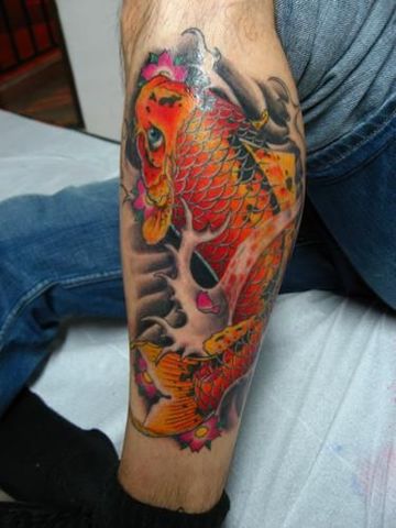 tatuajes de peces para hombres en la pierna