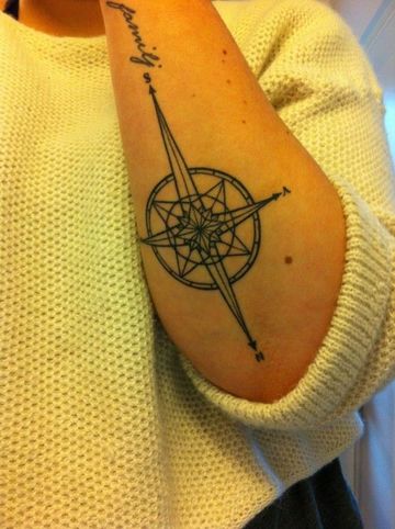 tatuajes de puntos cardinales en el brazo