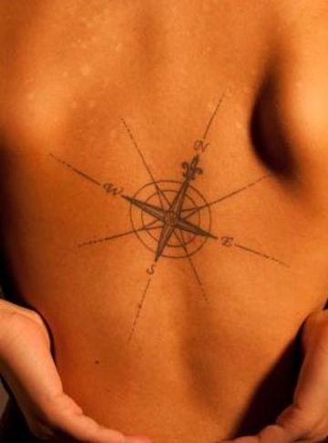 tatuajes de puntos cardinales en el centro de la espalda