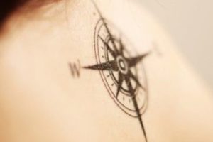 tatuajes de puntos cardinales en la espalda