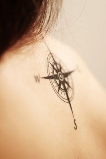 tatuajes de puntos cardinales en la espalda