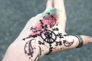 tatuajes de rosa de los vientos en la mano