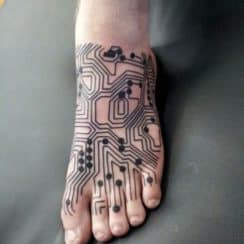 Originales diseños de tatuajes en el pie para hombres