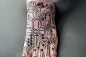 tatuajes en el pie para hombres de electronica