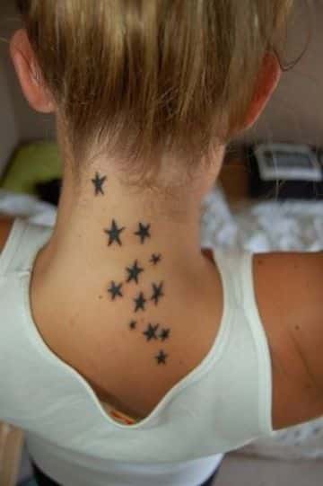tatuajes en la nuca para mujeres de estrellas