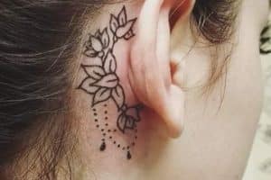 tatuajes en la oreja para mujer de flores
