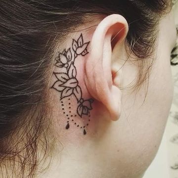 tatuajes en la oreja para mujer de flores