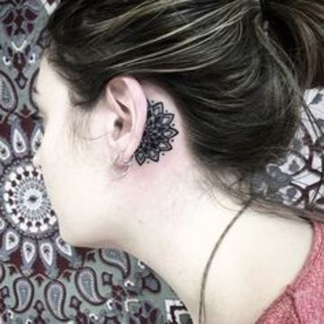 tatuajes en la oreja para mujer de mandala