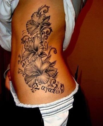 tatuajes en los costados para mujeres de flores hawaianas