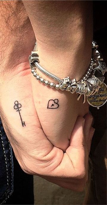 tatuajes simbolicos para parejas en las manos