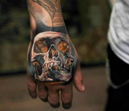 diseños de tatuajes en las manos hombre