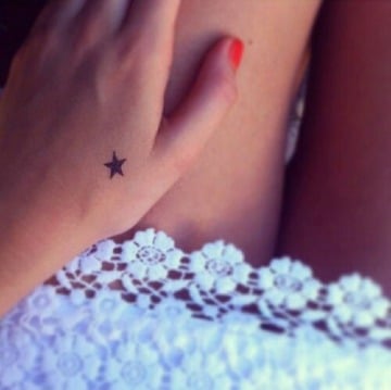 fotos de tatuajes de estrellas en la mano