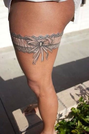Asombrosos tatuajes de moños en la pierna para mujer