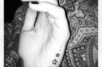 Basicos y representativos tatuajes de estrellas en la mano