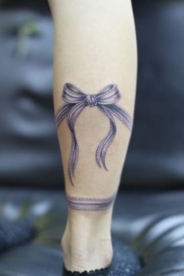 originales tatuajes de moños en la pierna