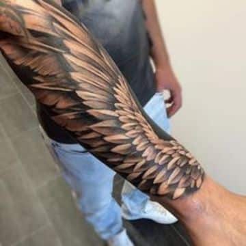 tatuajes de alas en el brazo completo