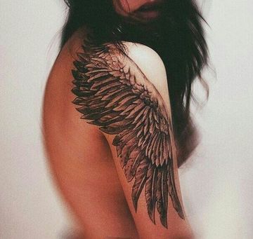 tatuajes de alas en el brazo de mujer